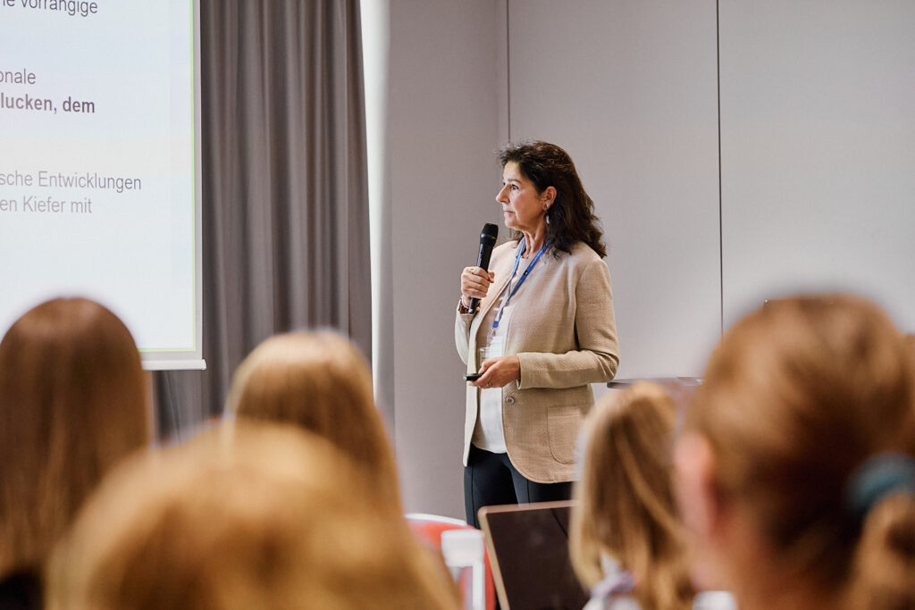 Menschen die in einem Seminarraum sitzen und zuhören