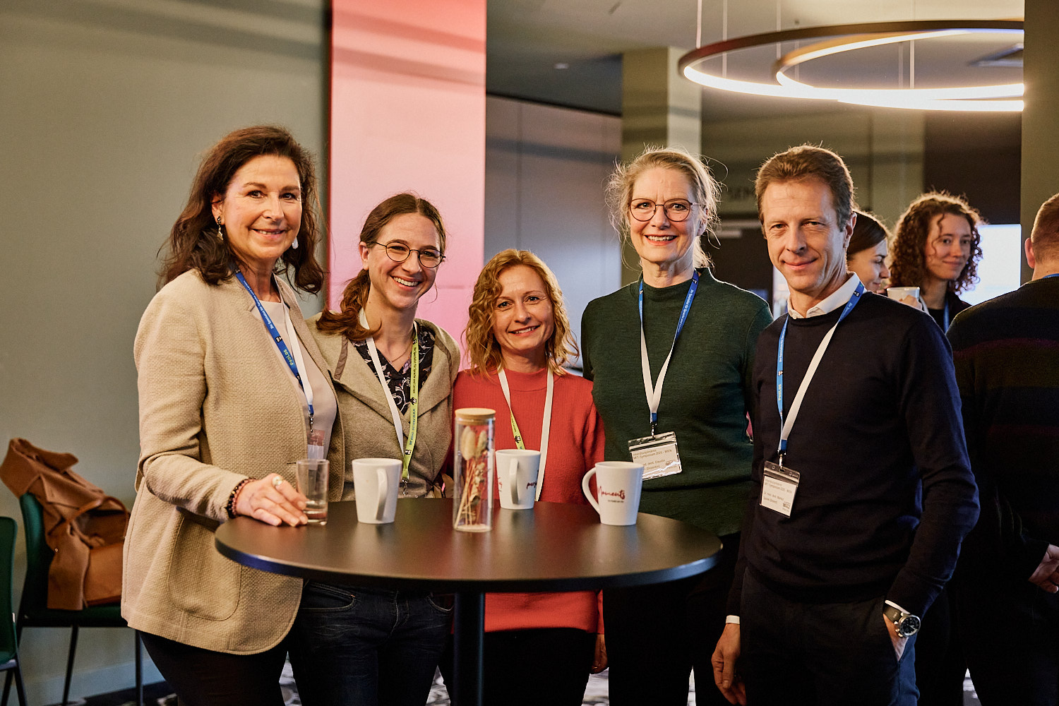 5 Menschen lächeln in die Kamera beim MFT Symposium 2025