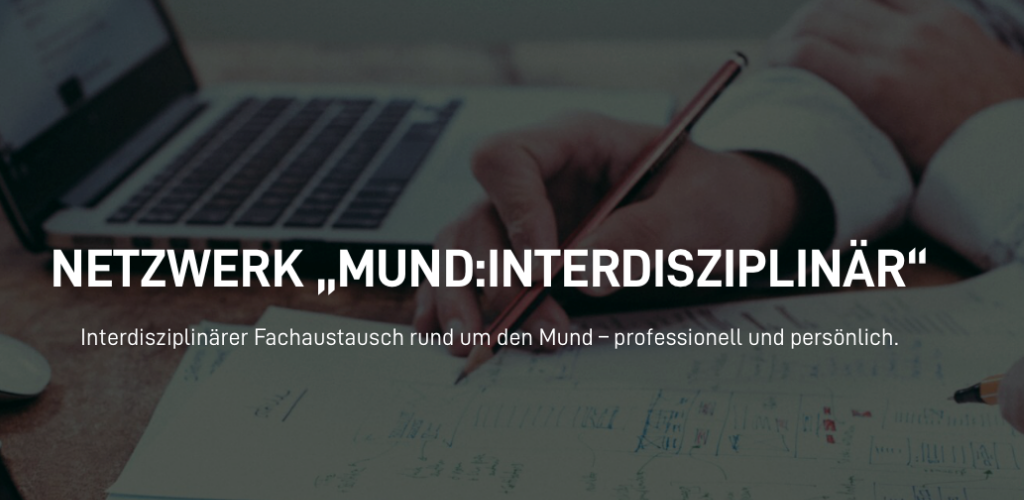 Ein Laptop und Dokumente auf einem Tisch mit Händen, die einen Stift halten. Der überlagerte Text lautet: NETZWERK MUND:INTERDISZIPLINÄR. Interdisziplinärer Fachaustausch rund um myofunktionelle therapie - professionell und persönlich.