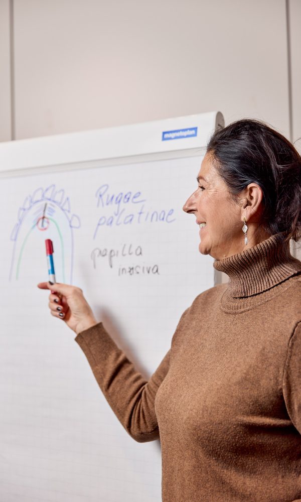 Frau zeigt auf Flipchart mit MFT Starterpaket - Grundlagen und Praxis.